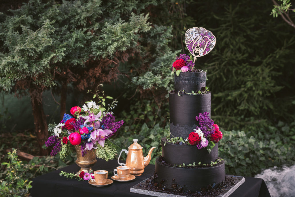 Topper na tort Alic wykonany z drewna z elementami burgundowych i różowych kwiatów.