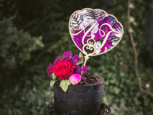 Topper na tort weselny Alicja w Krainie Czarów topper wycinany laserowo kwiatowy Alice in Wonderland