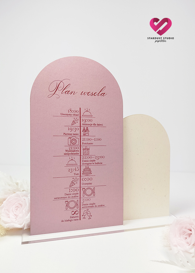 Zaokrąglone numery na stoły z menu i harmonogramem wesela