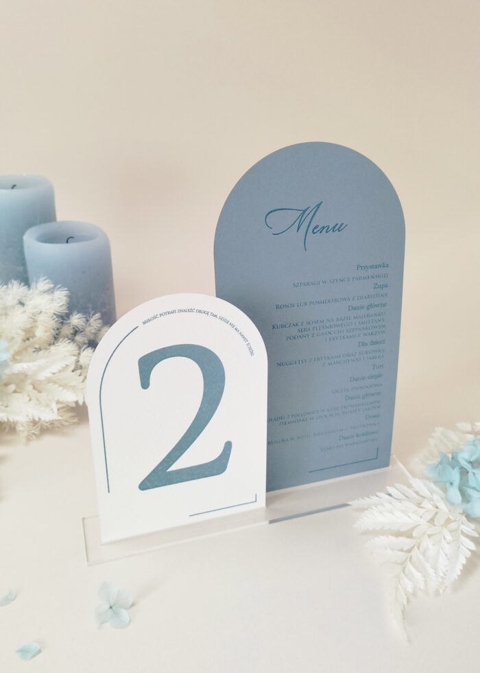 minimalistyczne numery na stoły z menu dusty blue