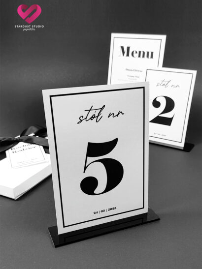 Minimalistyczne numery na stoły czarno białe