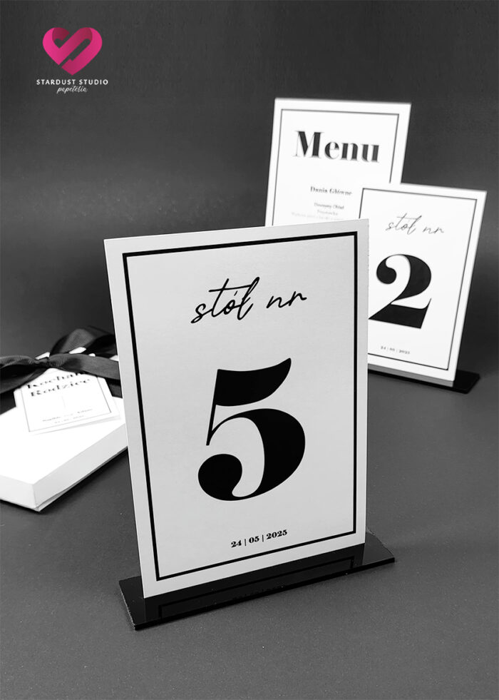 Minimalistyczne numery na stoły czarno białe