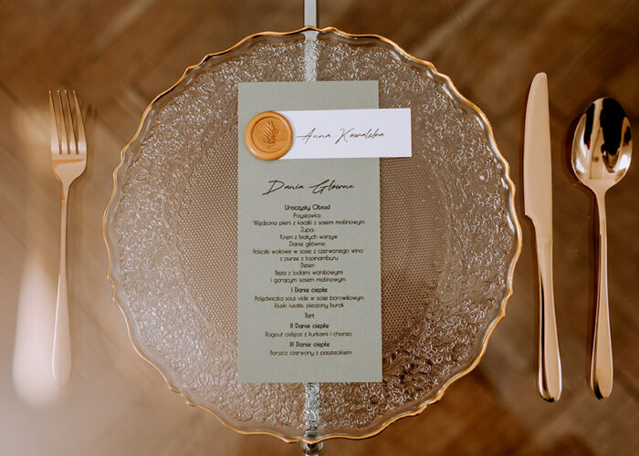menu weselne z winietką oliwkowe z lakiem minimalistyczne