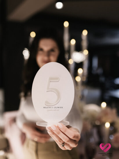 Numer stołu owalny minimalistyczny